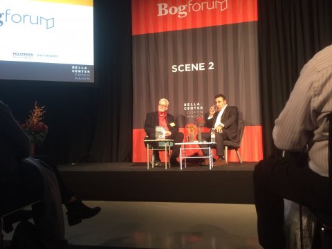 Michael Ford og Naser Khader på BogForum om Fredsmægleren i 2016
